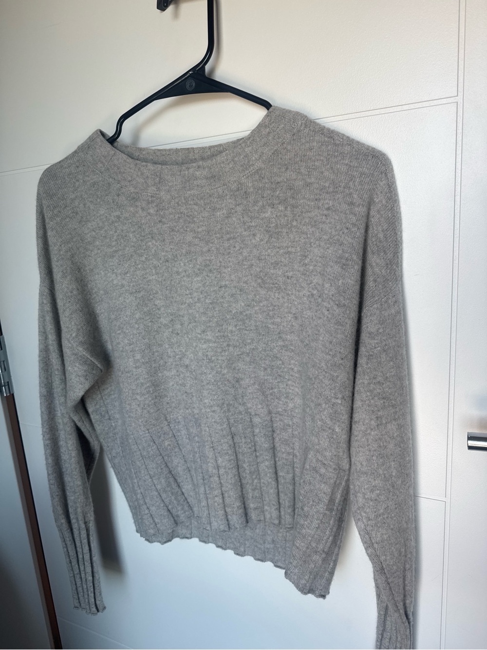 100% Cashmere Gray Women's Sweater - Classic Crewneck